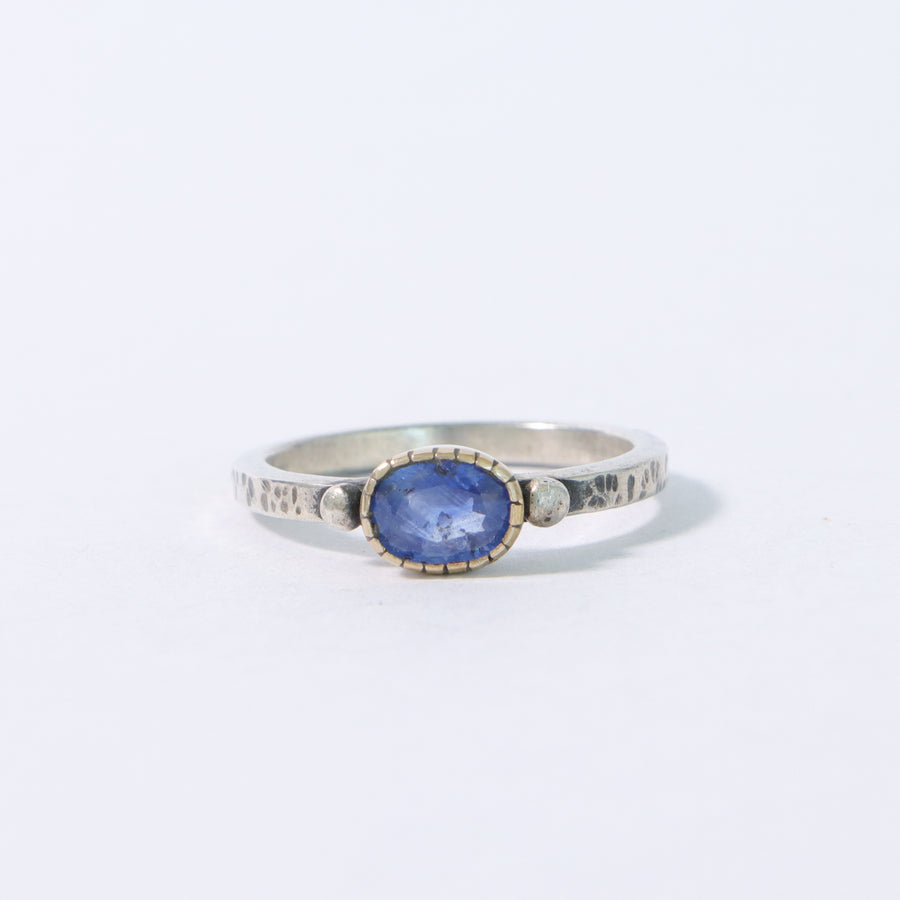 "Hold me" deep blue Sapphire ring