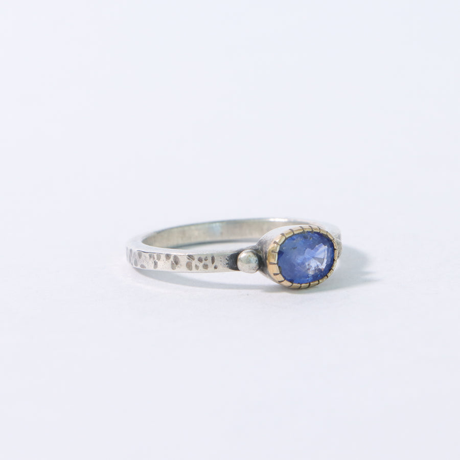 "Hold me" deep blue Sapphire ring