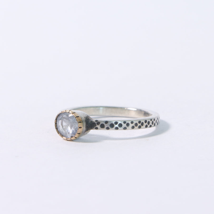 "Hold me" pale blue Sapphire ring