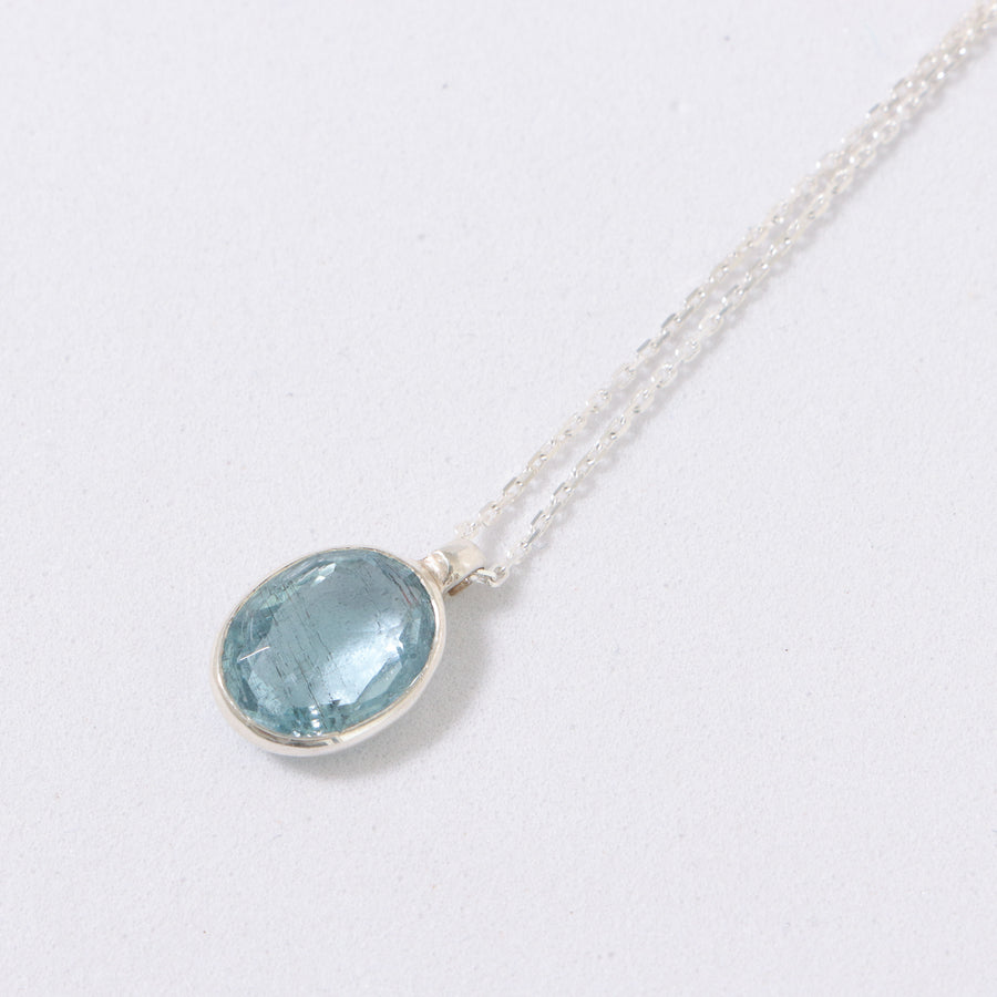 Oval faceted aquamarine pendant